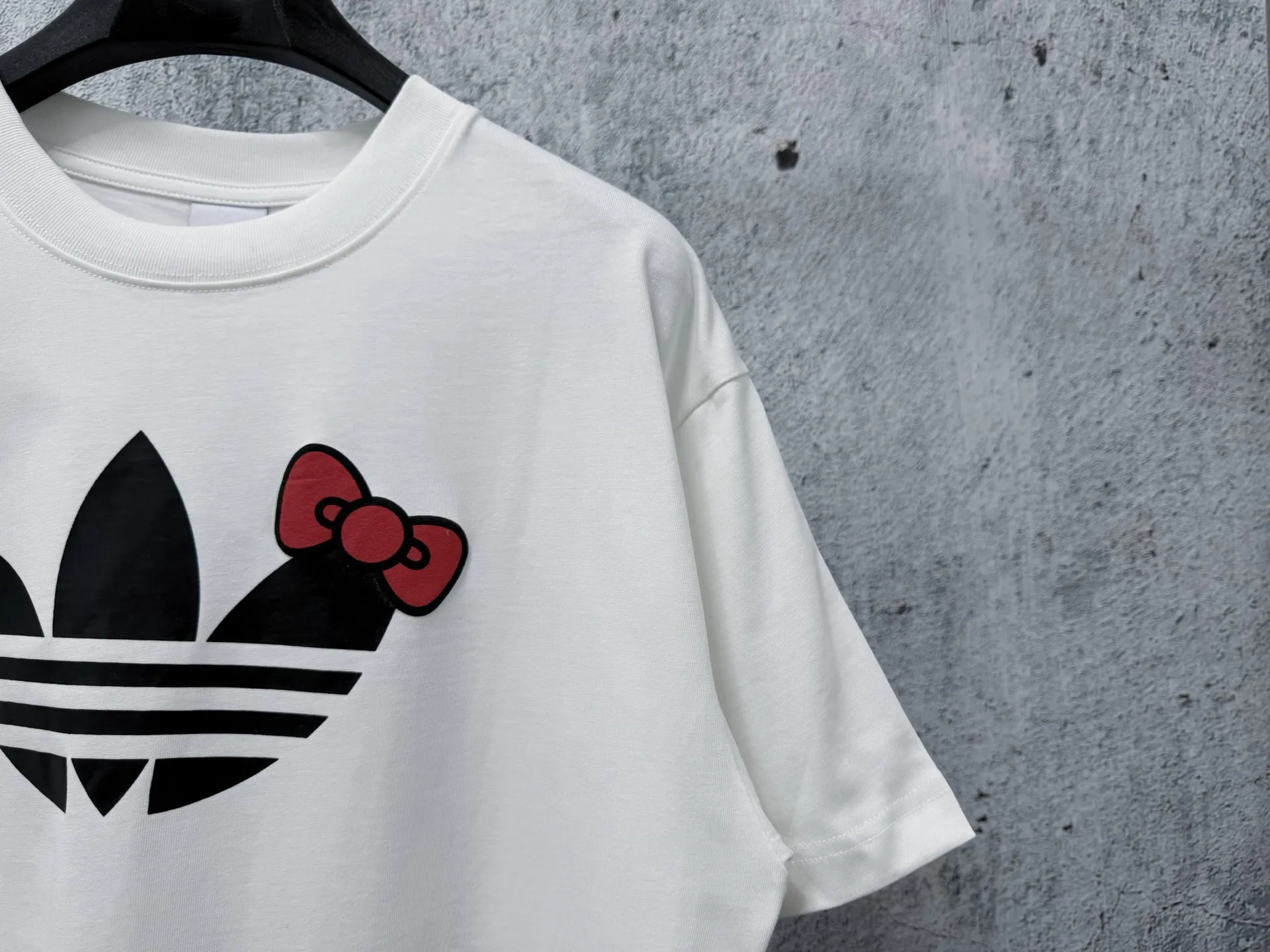 [Hellokitty Adidas] Adidas co-branded three-dimensional foam bow printed short-sleeved round-neck T-shirt. 280 grams of pure cotton double-sand fabric. Original original label. Can be worn up to 200 pounds. All fabrics have been shrunk in advance. Quality. What you see is what you get. The version will not change after washing. Distinguish the market. Part of the disposable clothes. The three-label packaging is complete and the original version is restored. Customized for men and women. Same Style Versatile comparison. Classic Size: Xs-L